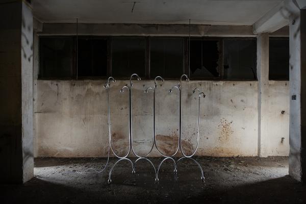 02. Anna Sztwiertnia, Hydrofornia, 2024, instalacja, stal i woda, 190 cm x 160 cm x 50 cm, fot. Bogna Kociumbas