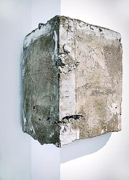 ArtAround_Renata Rara Kaminska_Book Corner_2023_beton metal materiały odpadowe_concrete metal reclaimed materials_24 x 31 x 24 cm - Agnieszka Jarosz