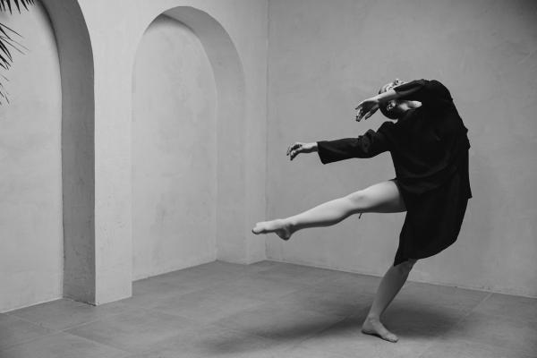 Performance by Kasia Kuzka for Cathy Josefowitz's MOVING SKIES