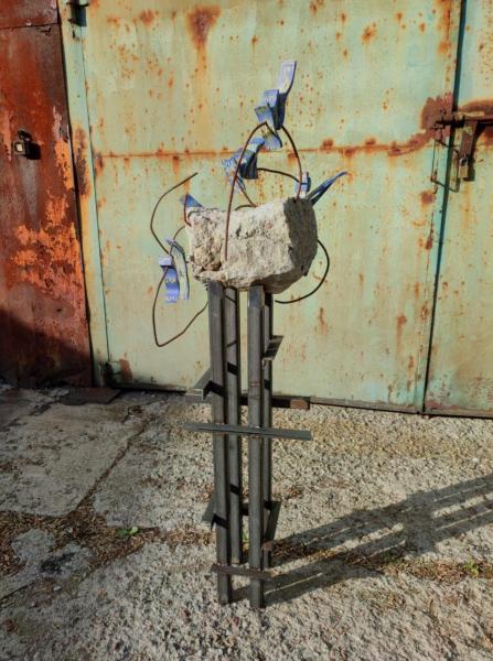 Norbert Delman, z cyklu Shimmering Rubble, 2025, beton, metal, drewno, 150 x 70 cm_1