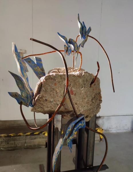 Norbert Delman, z cyklu Shimmering Rubble (detal), 2025, beton, metal, drewno, 150 x 70 cm_2